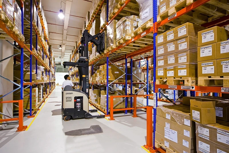 What are the advantages of renting a warehouse in Ho Chi Minh City?